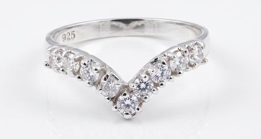 Anillo de Plata .925 - Chevron V Corona con Siete Zircones Blancos en Degradado Simétrico — Estilo Wishbone