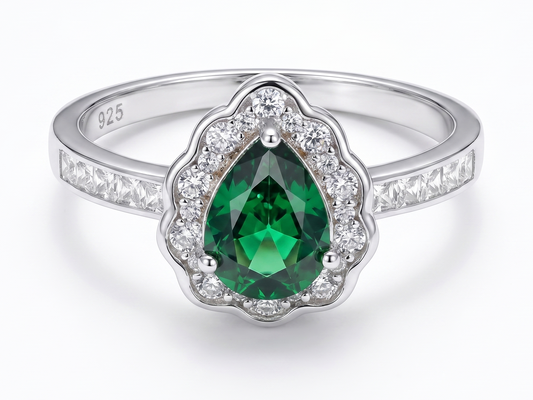 Anillo de Plata .925 - Banda Canal Princesa con Marco Festoneado Flor de Lis y Zircón Verde Esmeralda Pera