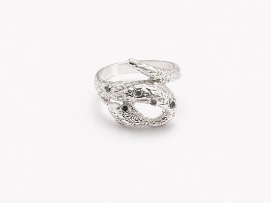 Anillo de Plata .925 - Serpiente Enroscada Naturalista con Textura de Escamas y Zircones Negros