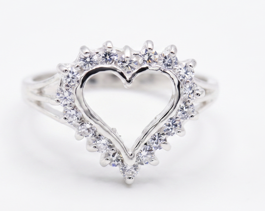 Anillo de Plata .925 - Corazón Calado con Halo de Dieciséis Zircones Blancos y Banda Dividida Triple