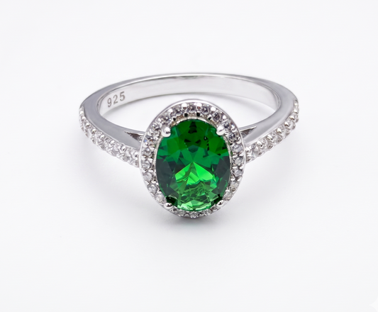 Anillo de Plata .925 - Banda con Pavé, Halo Ovalado de Zircones y Zircón Verde Esmeralda Oval
