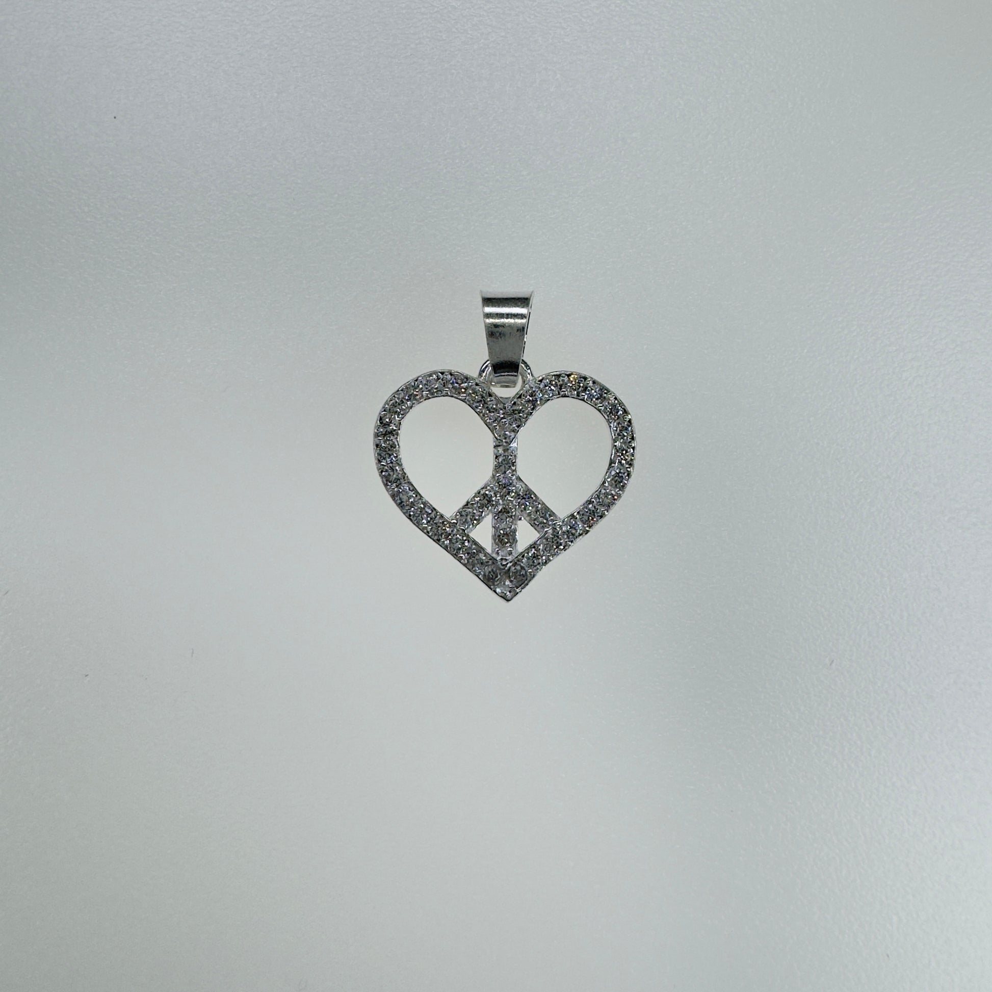 Dije de Corazón en Plata .925 con Zirconias y Símbolo de la Paz para Joyería Moderna