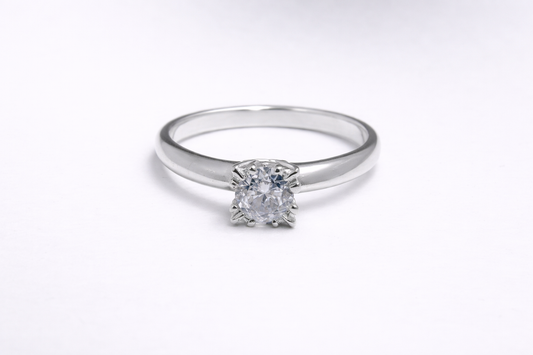 Anillo de Plata .925 - Solitario Clásico con Engaste de Ocho Garras Dobles Corona Floral y Zircón Blanco