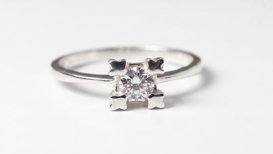 Anillo de Plata .925 - Solitario Minimalista con Engaste de Cuatro Garras Tipo Mariposa y Zircón Blanco