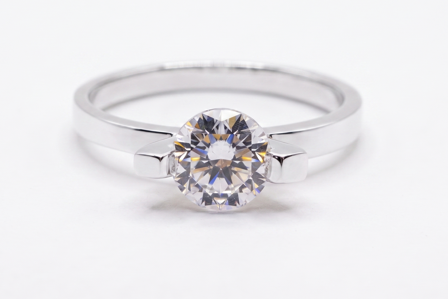 Anillo de Plata .925 - Solitario de Lujo con Engaste Semi-Bisel Lateral Half-Bezel y Zircón Blanco de Gran Tamaño