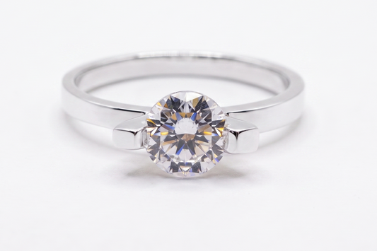 Anillo de Plata .925 - Solitario de Lujo con Engaste Semi-Bisel Lateral Half-Bezel y Zircón Blanco de Gran Tamaño