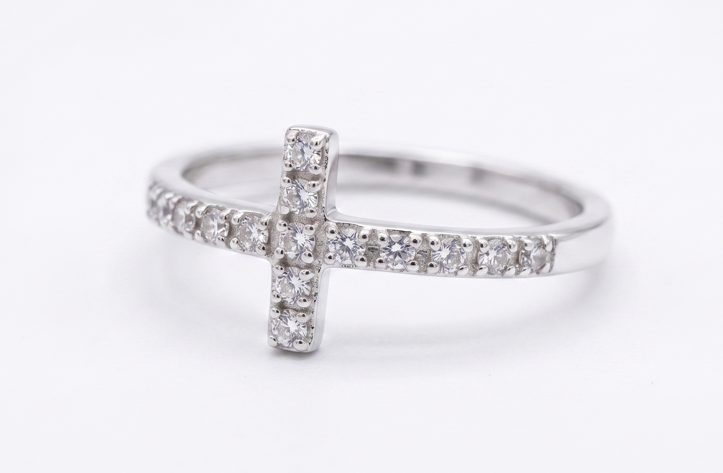 Anillo de Plata .925 - Cruz Lateral Sideways con Pavé Total de Zircones Blancos y Banda de Pavé