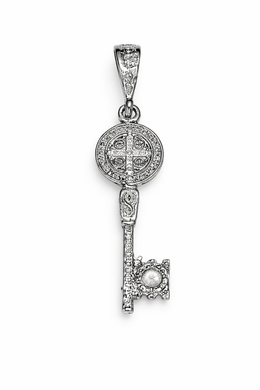 Dije de Plata .925 - Llave con Cruz de San Benito y Zircones Pavé