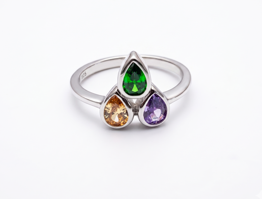 Anillo de Plata .925 - Tricluster de Tres Zircones Pera en Bisel: Verde Esmeralda, Champagne y Lavanda