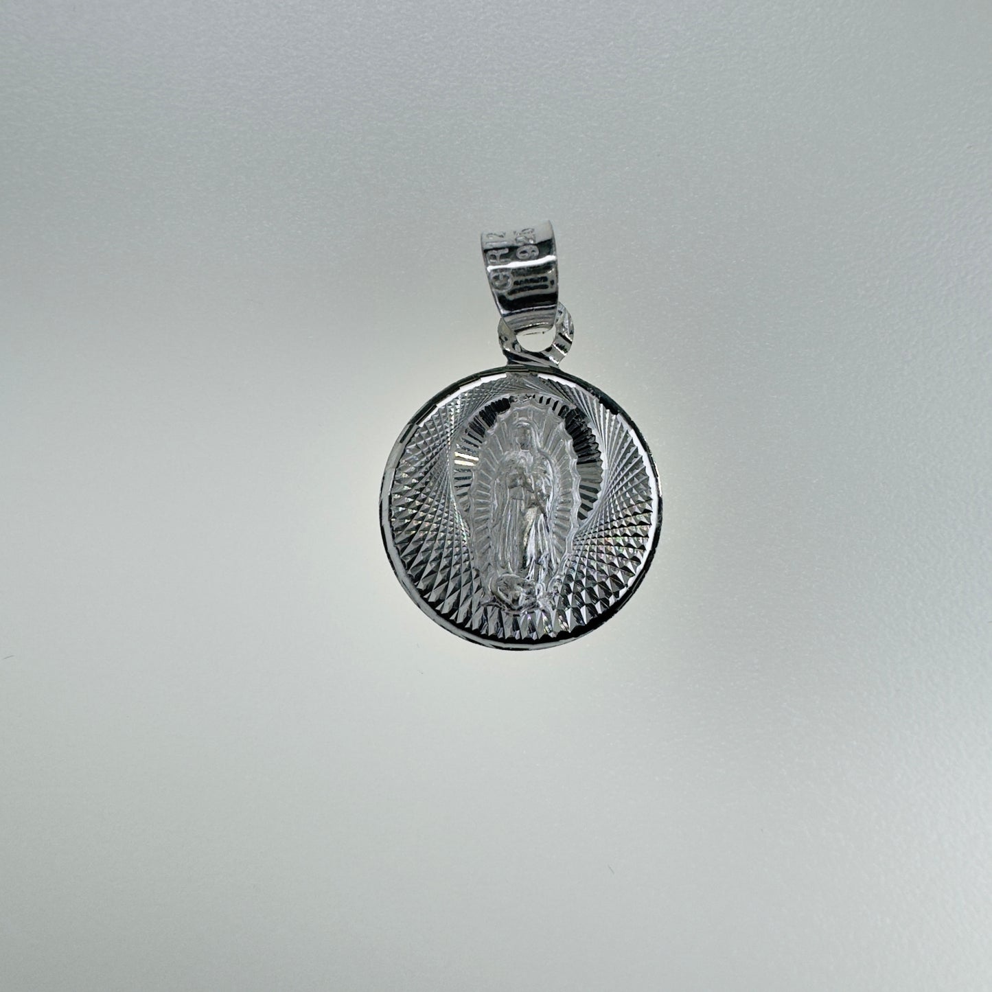 Medalla Virgen de Guadalupe Plata .925 Acabado Diamantado Joyería Religiosa para Hombre y Mujer