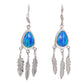 Par de aretes chandelier en plata esterlina .925 con gota de ópalo sintético azul intenso y tres plumas cinceladas colgantes, hechos a mano en Taxco, Guerrero