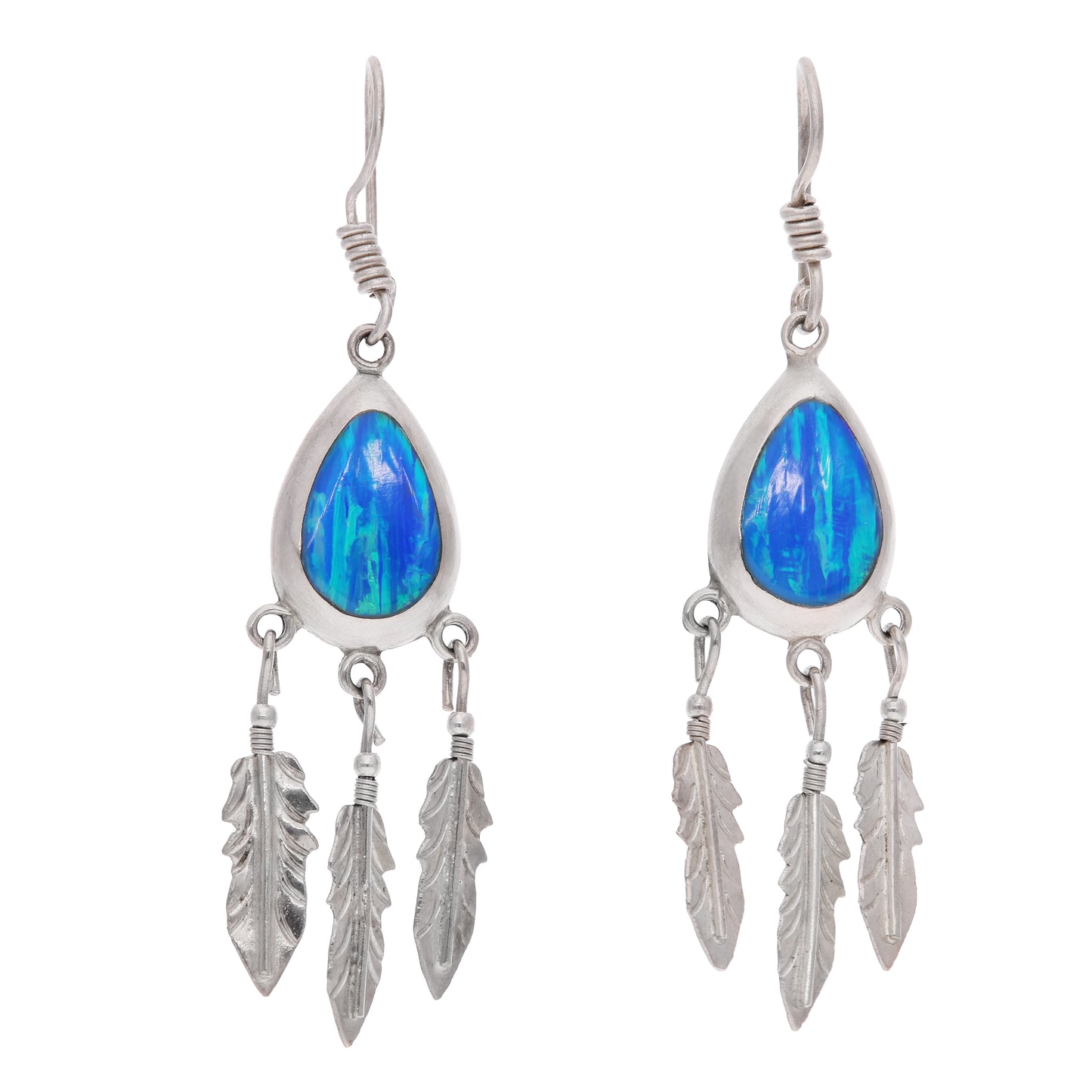 Par de aretes chandelier en plata esterlina .925 con gota de ópalo sintético azul intenso y tres plumas cinceladas colgantes, hechos a mano en Taxco, Guerrero