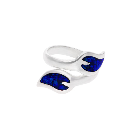 Anillo bypass minimalista en plata esterlina .925 con incrustaciones de ópalo sintético azul marino en forma de media luna en ambos extremos, hecho a mano en Taxco, Guerrero