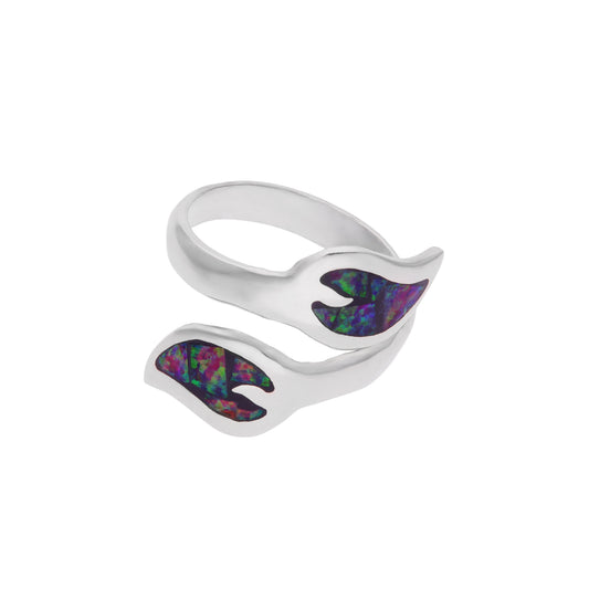 Anillo bypass minimalista en plata esterlina .925 con incrustaciones de ópalo sintético negro multicolor con destellos violeta, verde y rojo en ambos extremos, hecho a mano en Taxco, Guerrero