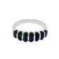 Anillo media eternidad en plata esterlina .925 con cinco ópalos sintéticos hexagonales negro profundo con destellos verde y azul en engaste canal, hecho a mano en Taxco, Guerrero