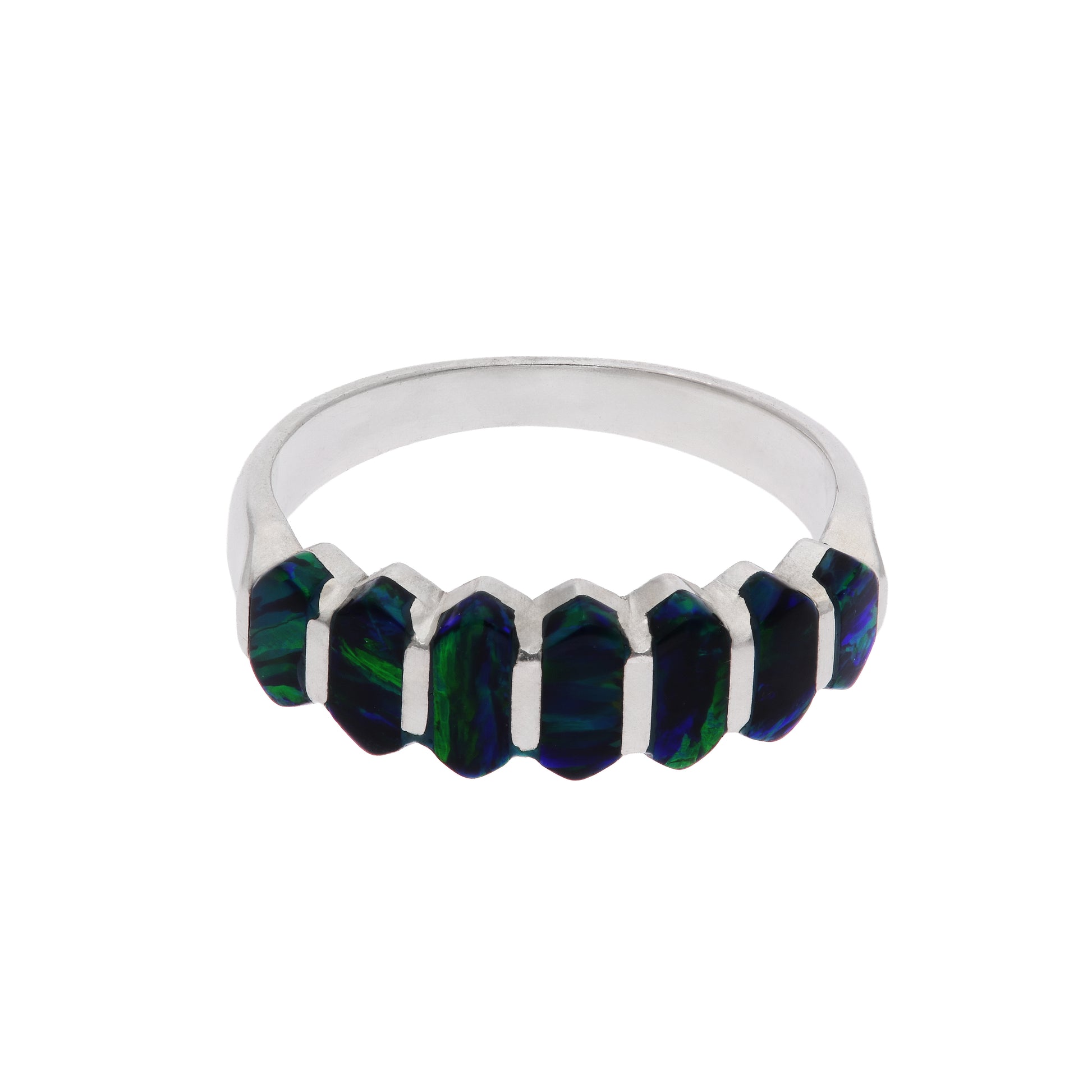 Anillo media eternidad en plata esterlina .925 con cinco ópalos sintéticos hexagonales negro profundo con destellos verde y azul en engaste canal, hecho a mano en Taxco, Guerrero