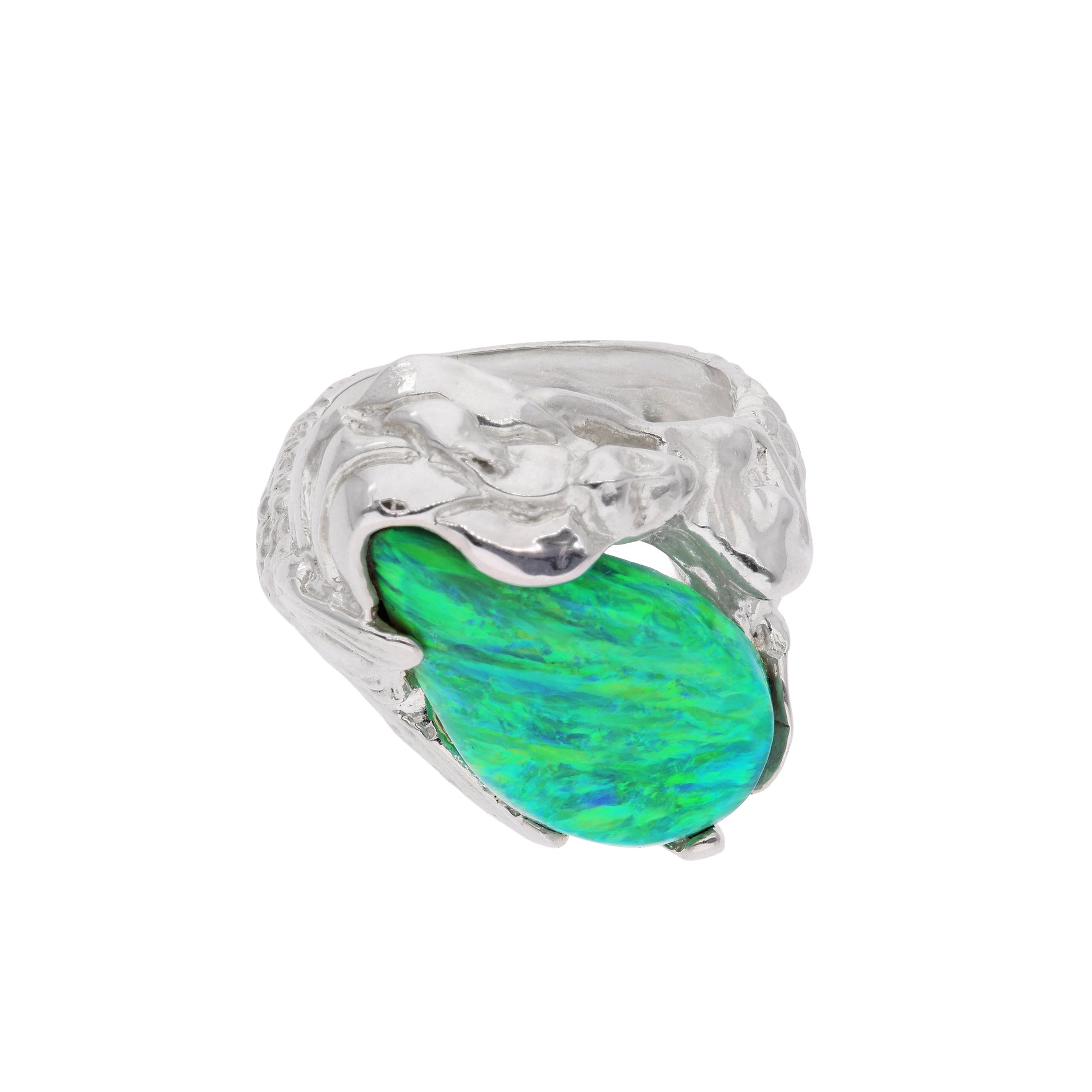 Anillo escultórico artesanal en plata esterlina .925 con banda de textura orgánica de olas martillada y gran ópalo sintético oval verde neón en cuatro garras, hecho a mano en Taxco, Guerrero