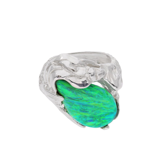 Anillo escultórico artesanal en plata esterlina .925 con banda de textura orgánica de olas martillada y gran ópalo sintético oval verde neón en cuatro garras, hecho a mano en Taxco, Guerrero