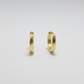 Aretes argolla huggies medianas en plata .925 con chapa de oro amarillo y acabado acanalado diagonal