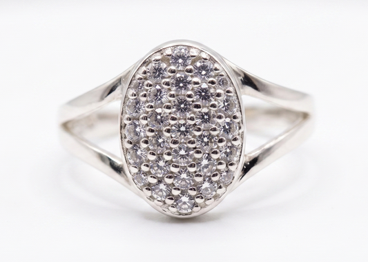 Anillo de Plata .925 - Sello Ovalado Domo con Pavé Total de Zircones Blancos y Banda Dividida Doble