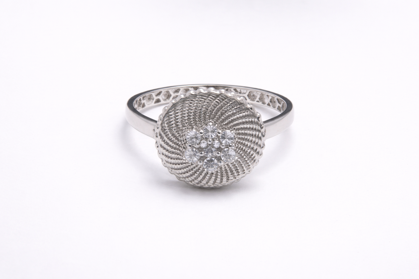 Anillo de Plata .925 - Banda Panal de Abeja con Cabeza Domo Espiral Galaxia y Racimo de Siete Zircones