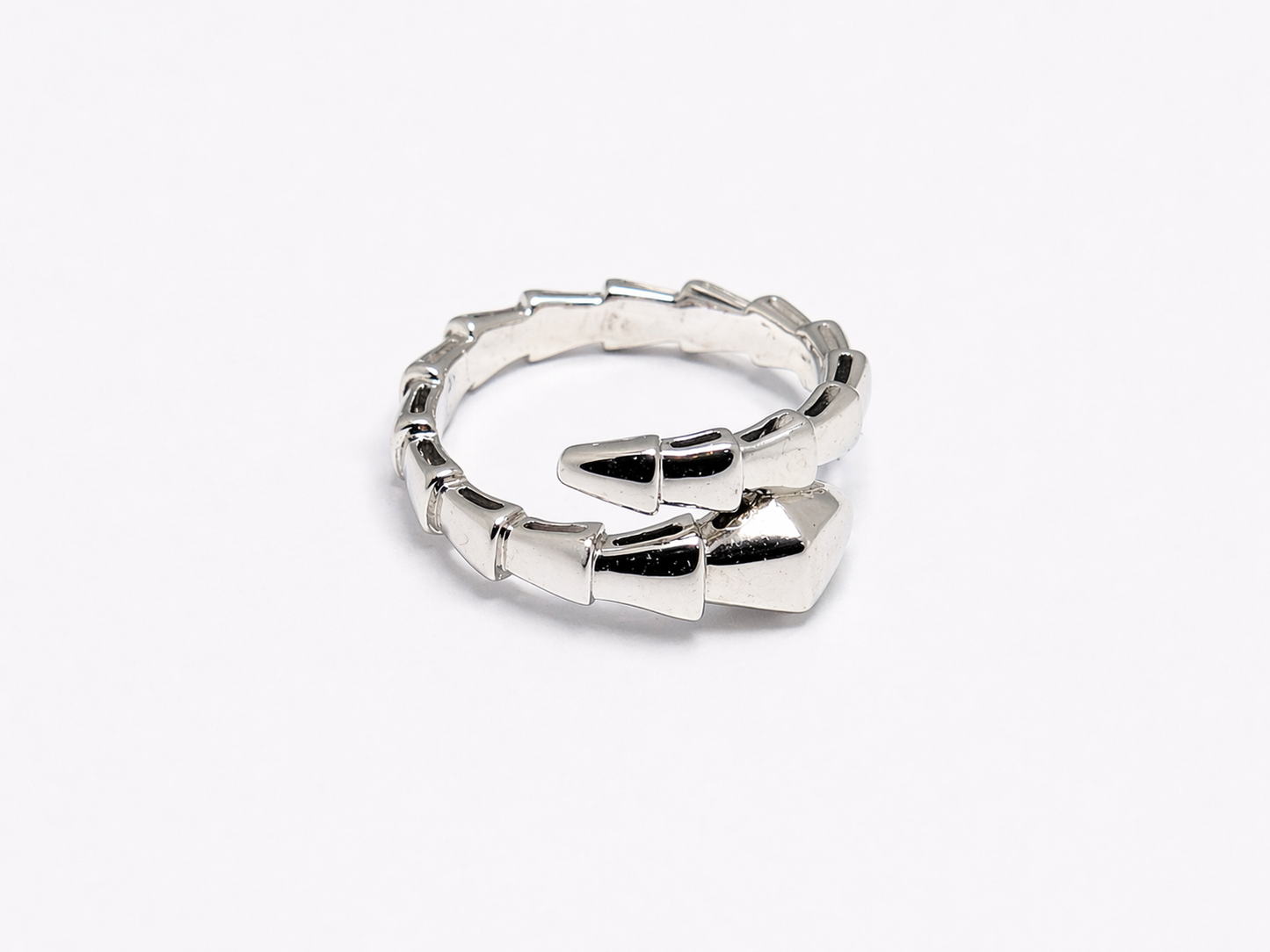 Anillo de Plata .925 - Serpiente Enroscada Bypass con Escamas Articuladas y Garras — Edición Rodio