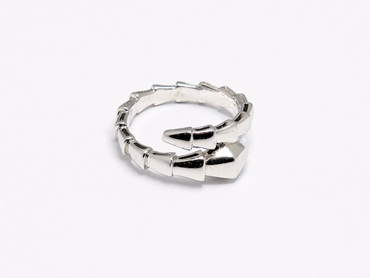 Anillo de Plata .925 - Serpiente Enroscada Bypass con Escamas Articuladas y Garras — Edición Rodio