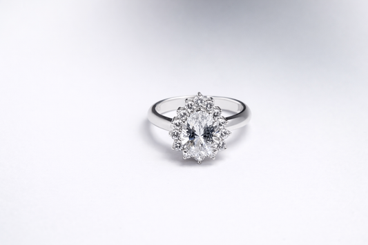 Anillo de Plata .925 - Banda Cónica con Halo Corona Real y Zircón Blanco Oval — Solitario de Compromiso