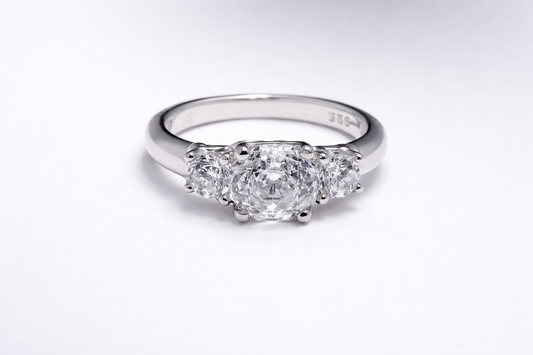 Anillo de Plata .925 - Trilogía Tres Piedras con Zircón Blanco Cushion Central y Dos Redondos Laterales