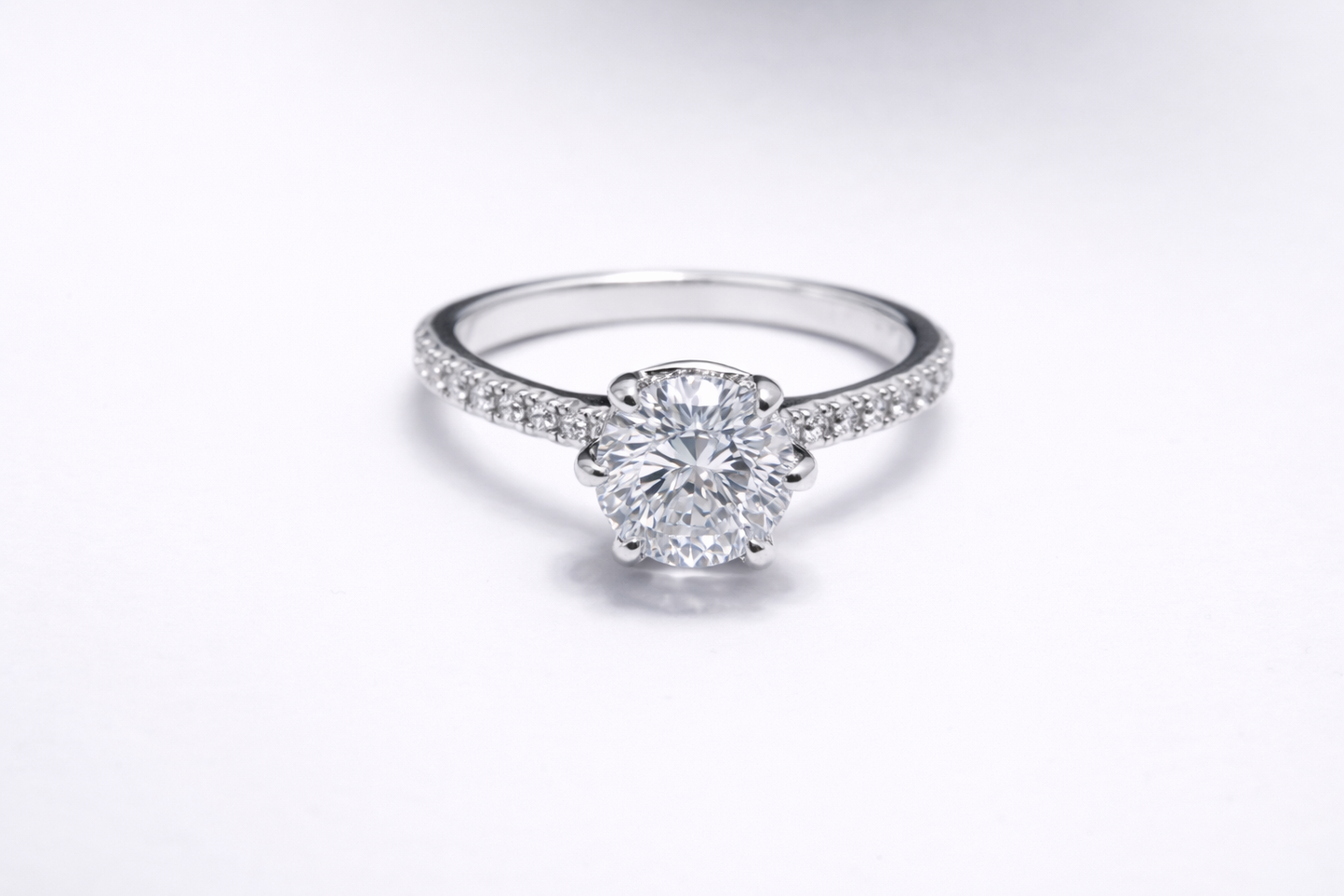 Anillo de Plata .925 - Solitario con Hombros de Pavé Doble Fila y Zircón Blanco Cushion — Accent Stones