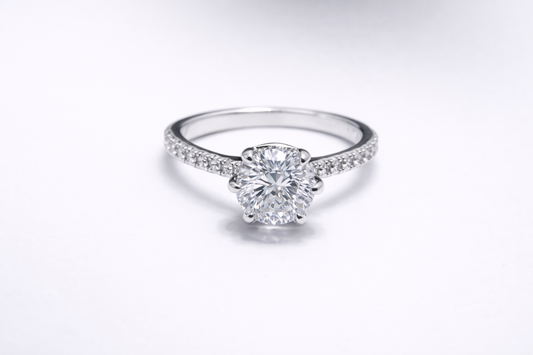 Anillo de Plata .925 - Solitario con Hombros de Pavé Doble Fila y Zircón Blanco Cushion — Accent Stones