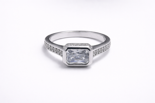 Anillo de Plata .925 - Solitario con Hombros de Pavé Canal y Zircón Blanco Esmeralda en Engaste Bisel Marco