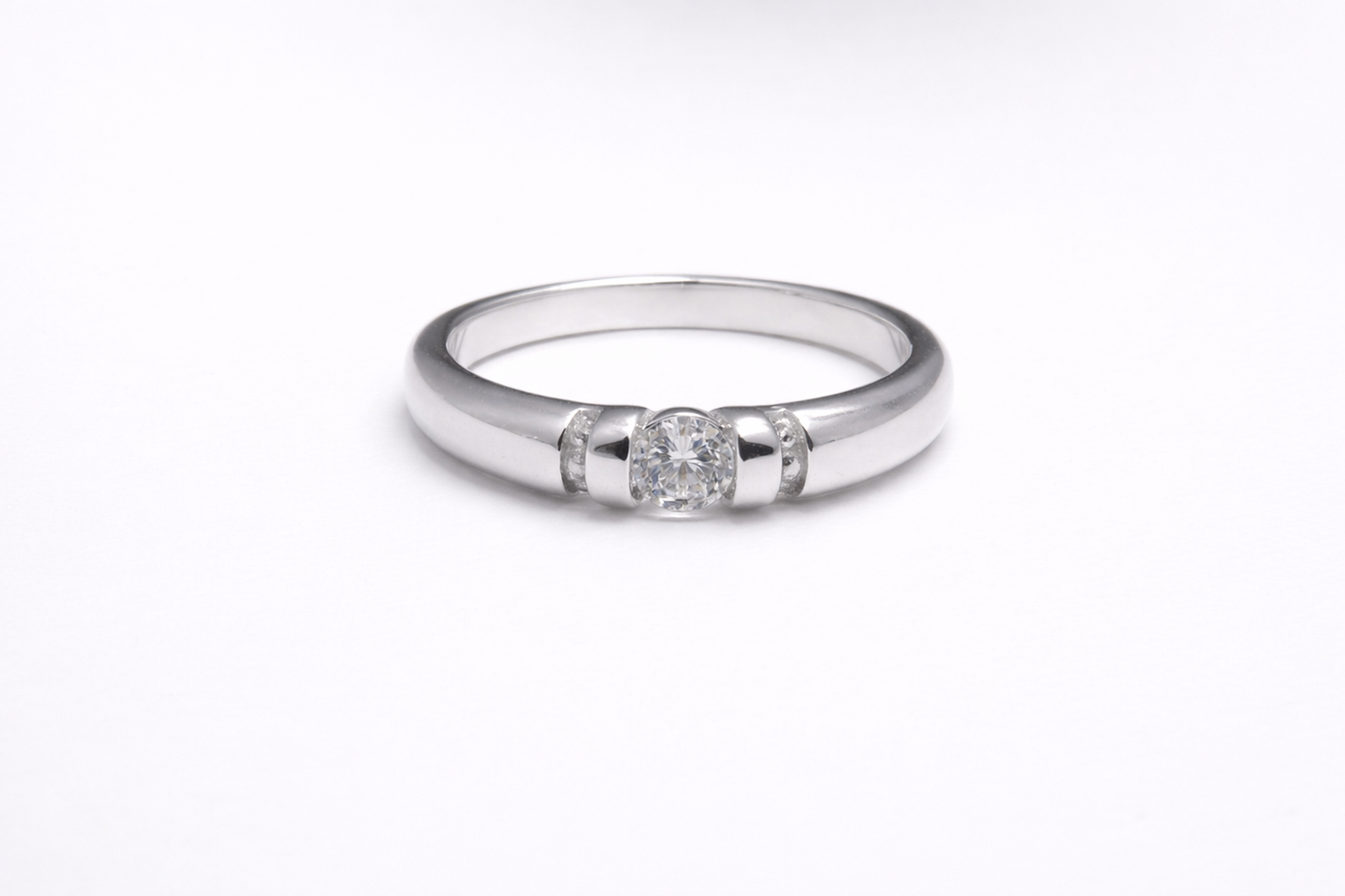 Anillo de Plata .925 - Solitario de Tensión con Zircón Blanco Suspendido entre Hombros — Sin Garras