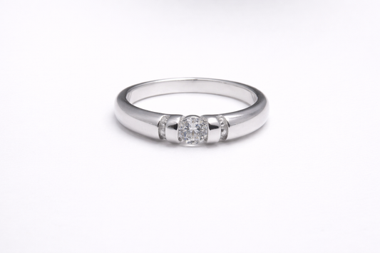 Anillo de Plata .925 - Solitario de Tensión con Zircón Blanco Suspendido entre Hombros — Sin Garras