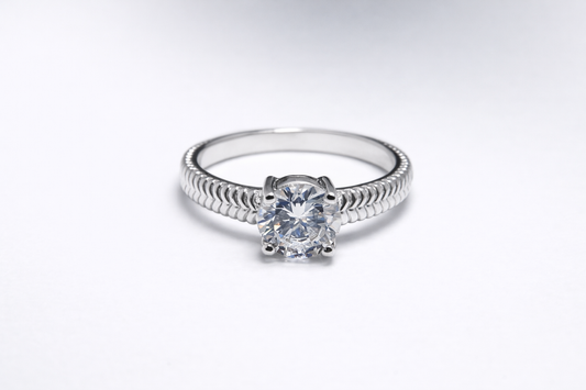 Anillo de Plata .925 - Solitario con Banda Texturizada Cuerda Trenzada y Zircón Blanco en Corona de Cuatro Garras
