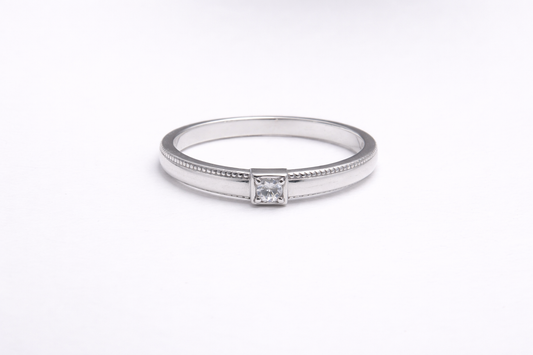 Anillo de Plata .925 - Banda Milgrain Doble Riel con Zircón Blanco Princesa en Engaste Bisel — Alianza Vintage