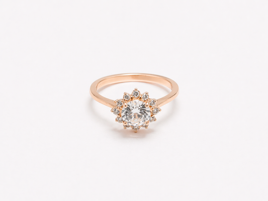 Anillo de Plata .925 - Halo Flor Sol Asimétrico con Doce Zircones Blancos y Zircón Central en Baño de Oro Rosa — Estilo Diana