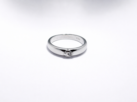 Anillo de Plata .925 - Banda Convexa Bombé con Motivo Corazón Calado y Zircón Blanco — Romántico Minimalista