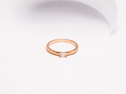 Anillo de Plata .925 - Solitario Minimalista Baguette Sideways con Banda Acanalada Bambú en Baño de Oro Rosa
