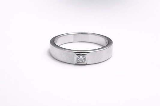 Anillo de Plata .925 - Banda Ancha Tipo Sello Unisex con Zircón Blanco Princesa en Engaste Bisel