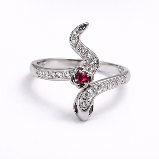 Anillo de Plata .925 - Serpiente Bypass Abierta en S con Pavé de Zircones Blancos y Zircón Rojo Rubí Central