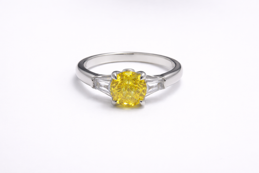 Anillo de Plata .925 - Trilogía con Zircón Amarillo Canario Cushion y Dos Baguettes Trapecio Blancos