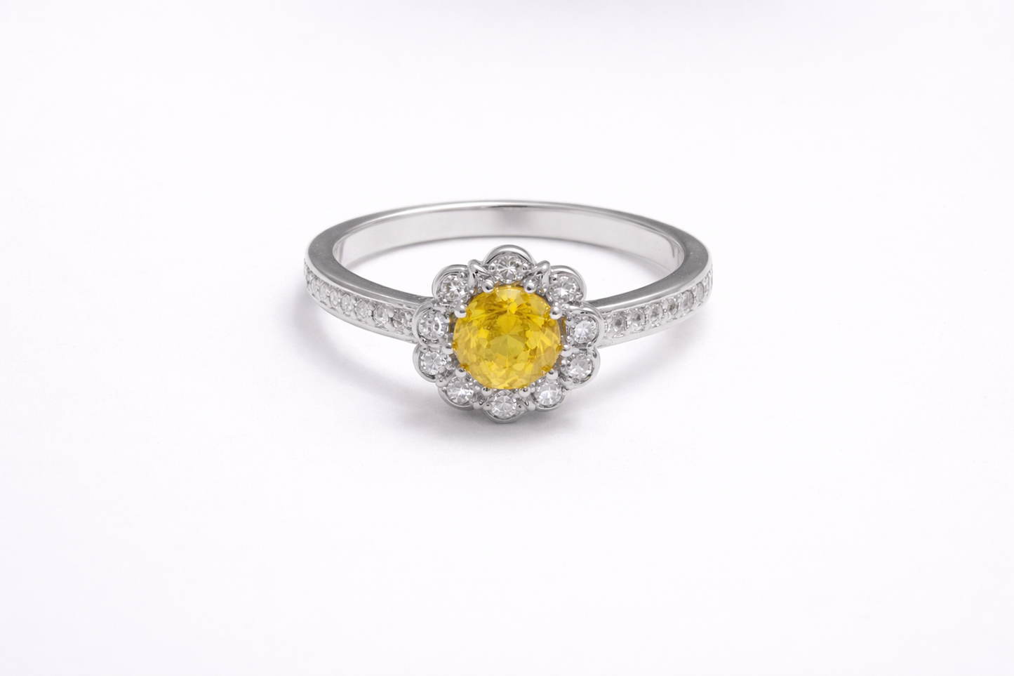 Anillo de Plata .925 - Banda con Pavé, Halo Floral Festoneado Margarita y Zircón Amarillo Canario Central