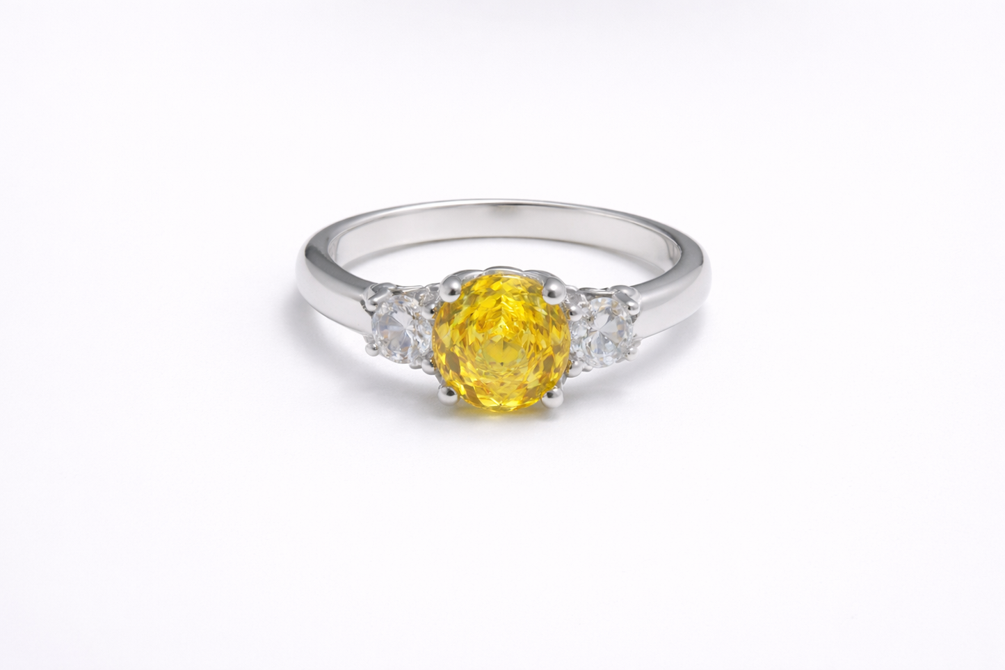 Anillo de Plata .925 - Trilogía Clásica con Zircón Amarillo Canario Oval y Dos Redondos Blancos Laterales