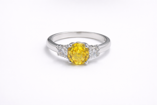 Anillo de Plata .925 - Trilogía Clásica con Zircón Amarillo Canario Oval y Dos Redondos Blancos Laterales