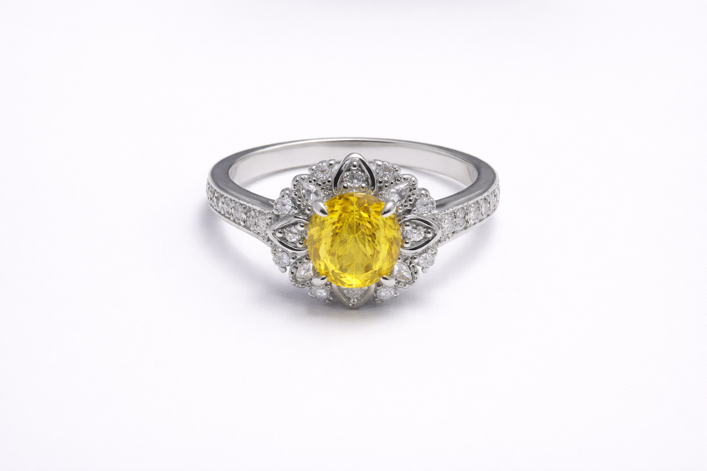 Anillo de Plata .925 - Banda con Pavé Milgrain, Halo Floral Loto Art Déco y Zircón Amarillo Canario Oval