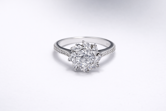 Anillo de Plata .925 - Banda con Pavé y Cabeza Racimo Floral Daisy con Zircón Blanco y Ocho Marquesas