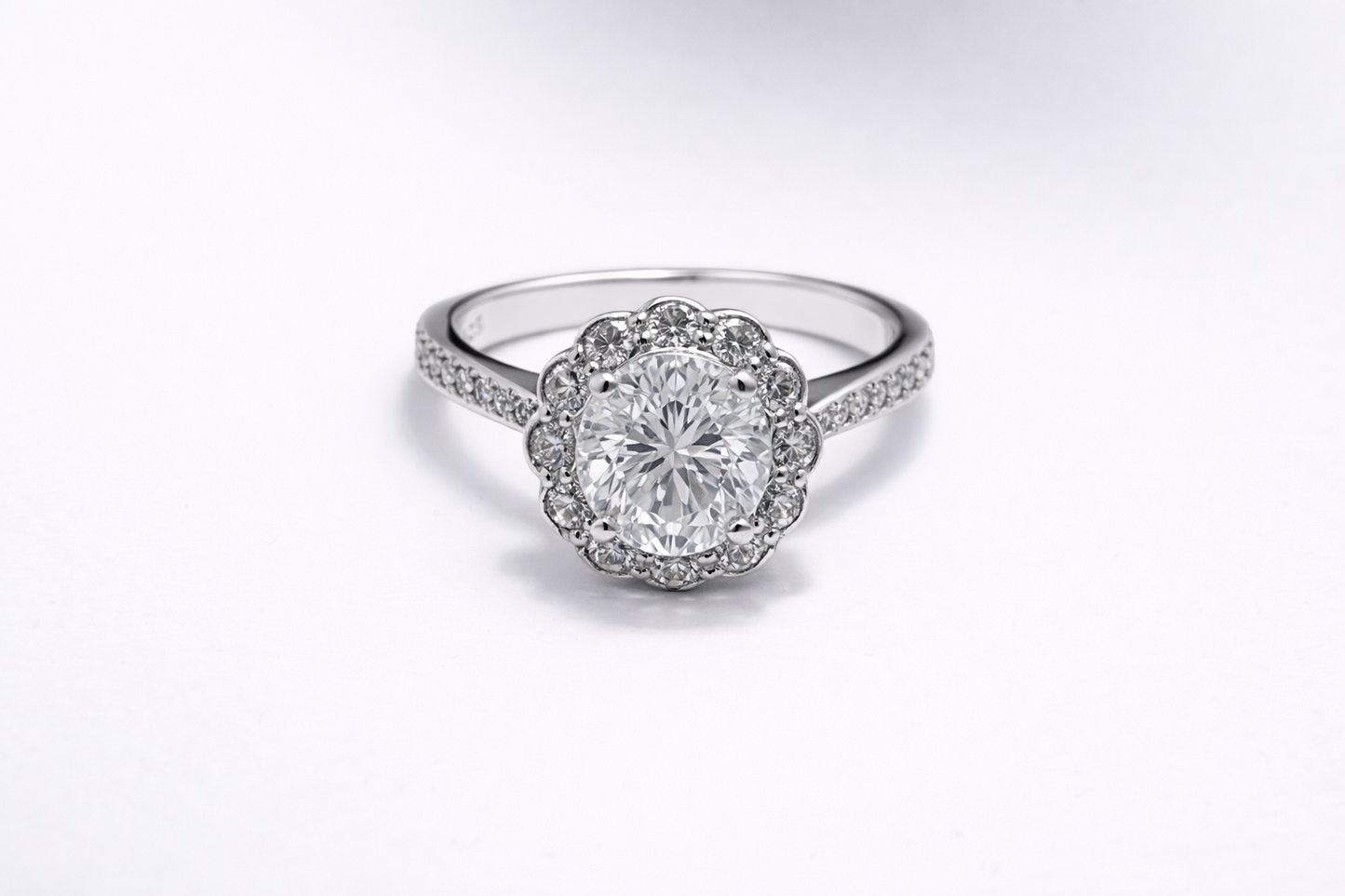 Anillo de Plata .925 - Banda con Pavé y Halo Floral Festoneado Camellia con Zircón Blanco Cushion