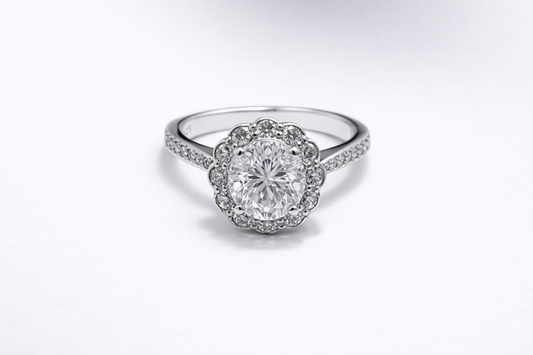 Anillo de Plata .925 - Banda con Pavé y Halo Floral Festoneado Camellia con Zircón Blanco Cushion