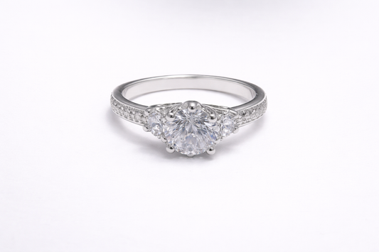 Anillo de Plata .925 - Trilogía con Hombros de Pavé, Zircón Blanco Redondo Central y Dos Half-Moon Laterales